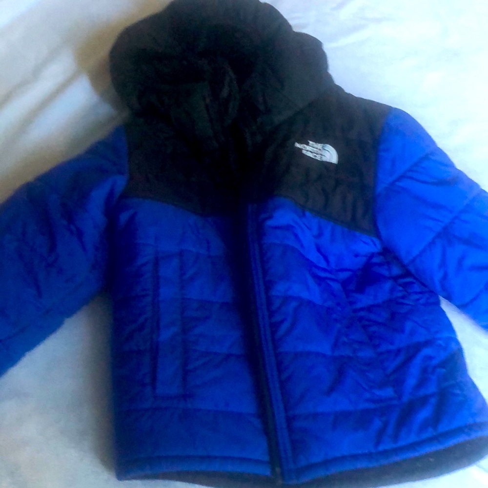 Toddler north face coat reversible. Very good condition.